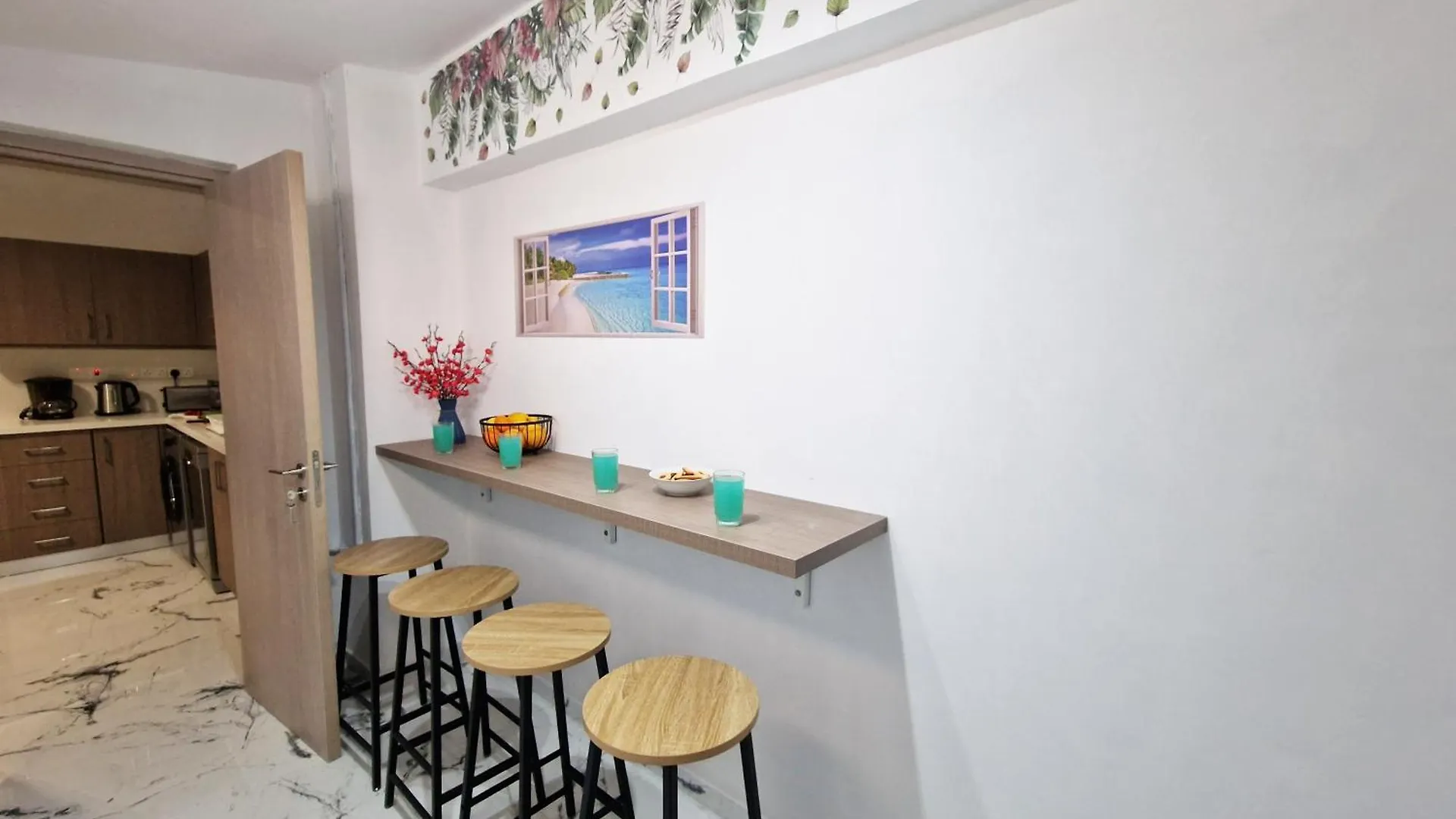 Parrots Paradise 100M From Finikoudes Beachfront Larnaca