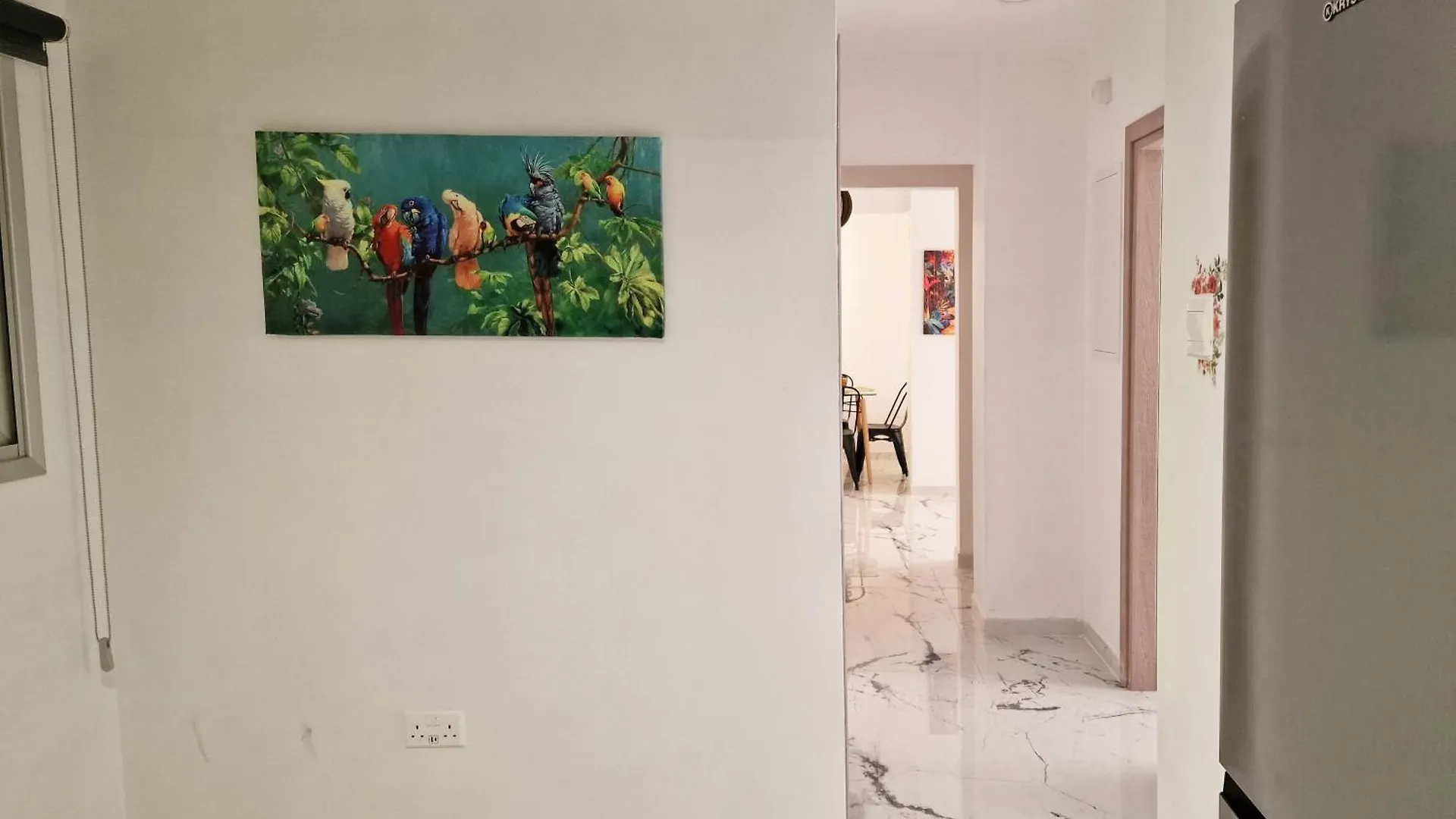 Parrots Paradise 100M From Finikoudes Beachfront Larnaca